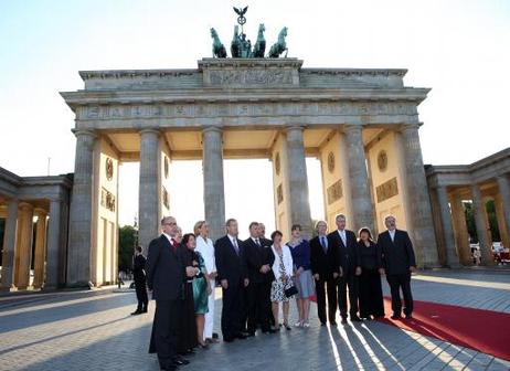 Bundespräsident Christian Wulff mit Bürgerinnen und Bürgern vor dem Brandenburger Tor in Berlin