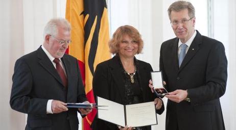 Bundespräsident Christian Wulff überreicht den Verdienstorden der Bundesrepublik Deutschland