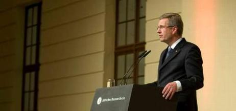 Bundespräsident Christian Wulff am Rednerpult im Glashof des Jüdischen Museums