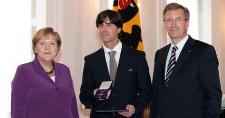 Bundespräsident Christian Wulff und Bundeskanzlerin Angela Merkel bei der Verleihung des Verdienstordens der Bundesrepublik Deutschland an Bundestrainer Joachim Löw 