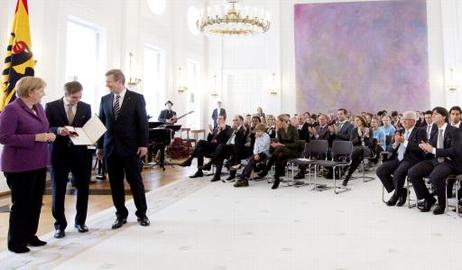 Bundespräsident Christian Wulff verleiht das Silberne Lorbeerblatt an den Kapitän der Fußball-Nationalmannschaft Philipp Lahm im Großen Saal von Schloss Bellevue