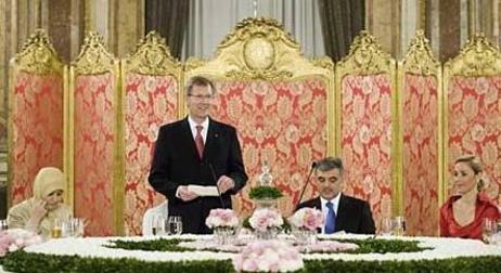 Bundespräsident Christian Wulff und seine Ehefrau Bettina Wulff (rechts) mit dem türkischen Staatspräsidenten Abdullah Gül (2. von rechts) und dessen Ehefrau Hayrünnisa Gül (links) beim Staatsbankett