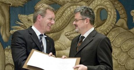 Bundespräsident Christian Wulff und der ausgezeichnete Historiker Christopher Clark bei der Preisverleihung