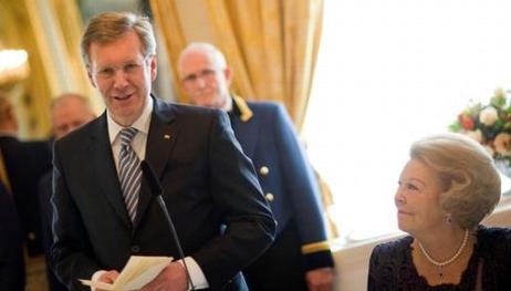 Bundespräsident Christian Wulff hält eine kurze Ansprache beim gemeinsamen Mittagessen mit Königin Beatrix der Niederlande in Den Haag