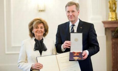 Bundespräsident Christian Wulff und Charlotte Knobloch, Präsentin des Zentralrates der Juden in Deutschöand, mit dem Großen Verdienstkreuz mit Stern des Verdienstordens der Bundesrepublik Deutschland