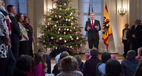 Bundespräsident Christian Wulff mit seinen Gästen während der Weihnachtsansprache 2010 in Schloss Bellevue