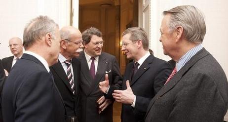 Bundespräsident Christian Wulff spricht mit Vertretern des Stifterverbandes für die Deutsche Wissenschaft