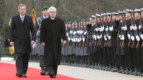 Bundespräsident Christian Wulff empfängt den kroatischen Präsidenten Ivo Josipovic mit militärischen Ehren in Schloss Bellevue