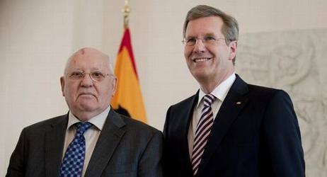 Bundespräsident Christian Wulff mit Michail Gorbatschow in Schloss Bellevue