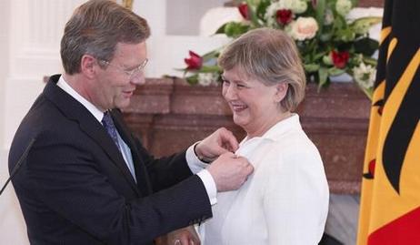 Bundespräsident Christian Wulff verleiht Marianne Birthler das Bundesverdienstkreuz