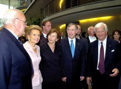 Bundespräsident Köhler nach seiner Vereidigung mit den Bundespräsidenten a.D. Roman Herzog und Richard von Weizsäcker. Dazwischen Frau Herzog und Frau Köhler.