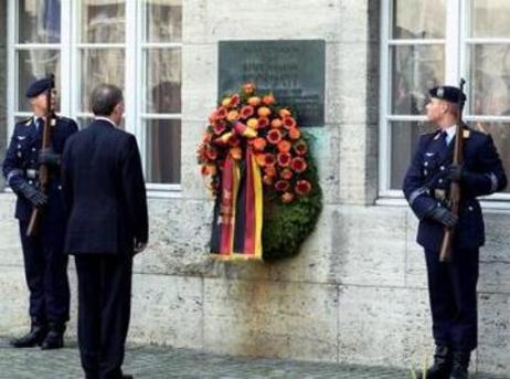 Bundespräsident Horst Köhler bei der Kranzniederlegung im Bendlerblock zum 60. Jahrestag des gescheiterten Hitler-Attentats