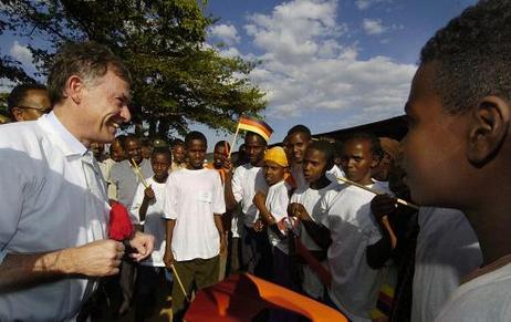 Der Bundespräsident spricht mit Jugendlichen in Dire Dawa.