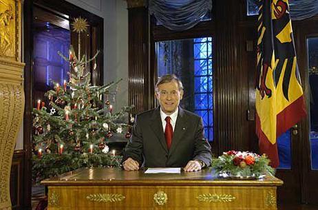 Bundespräsident Horst Köhler hält am Schreibtisch die Weihnachtsansprache.