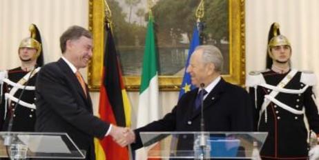 Bundespräsident Köhler und Präsident Ciampi reichen sich die Hand.