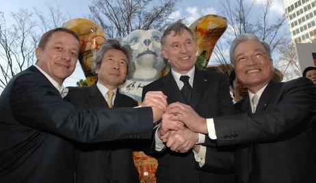 Bundespräsident Köhler, Ministerpräsident Koizumi, der Künstler Frank Rödel und Minoru Mori stehen vor einem Buddy Bären und reichen sich die Hände.