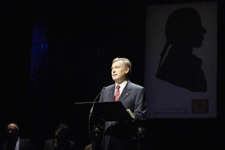 Bundespräsident Horst Köhler am Rednerpult. Hinter ihm an der Wand erkennt man ein Bild von Friedrich Schiller.