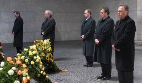 Bundespräsident Köhler und die Vertreter der anderen Verfassungsorgane in der Neuen Wache