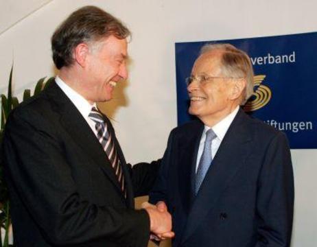 Bundespräsident Horst Köhler gratuliert Gerhard Schmidt, dem Vorsitzenden der Heinz Nixdorf Stiftung, zur Verleihung der Goldmedaille für Verdienste um das Stiftungswesen. 