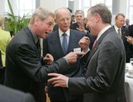 Bundespräsident Horst Köhler mit dem deutschen Vorsitzenden der Deutsch-Britischen Gesellschaft, Gebhardt von Moltke (Mitte), und William Horsley, BBC News