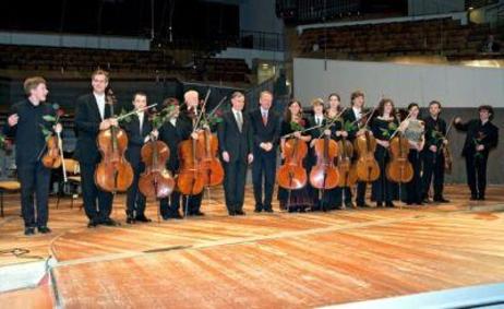 Bundespräsident Horst Köhler mit Musikern auf der Bühne in der Philharmonie