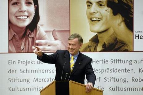 Der Bundespräsident steht am Rednerpult. Hinter ihm ist das Plakat von "Jugend debattiert" zu sehen.