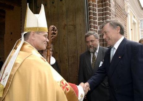 Der Erzbischof von Estland und der Bundespräsident reichen sich die Hand