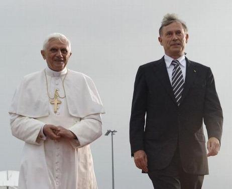 Bundespräsident Köhler und der Papst gehen nebeneinander her.