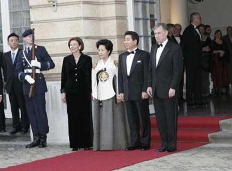 Das deutsche und das südkoreanische Präsidentenpaar vor dem Schloss Charlottenburg