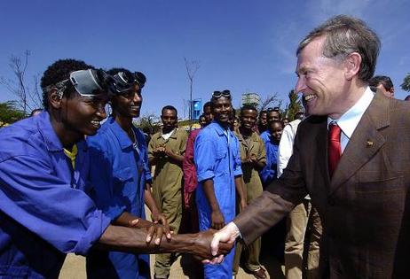 Der Bundespräsident schüttelt äthiopischen Auszubildenden die Hand.