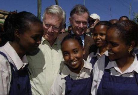 Bundespräsident Horst Köhler, Karlheinz Böhm und weibliche Auszubildende in Böhms Ausbildungszentrum seiner Stiftung "Menschen für Menschen" in Harar