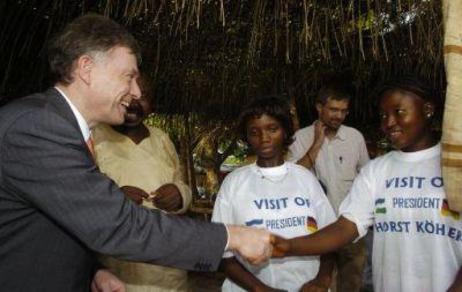 Bundespräsident Horst Köhler begrüßt Jugendliche in Waterloo, Sierra Leone