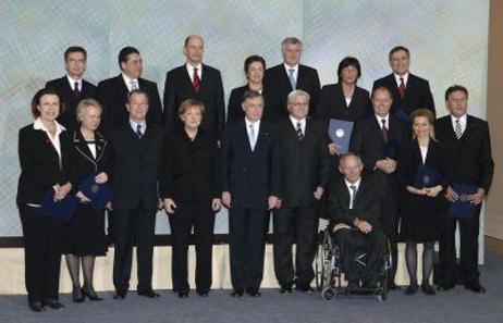 Gruppenbild von Bundespräsident Horst Köhler mit dem neuen Kabinett