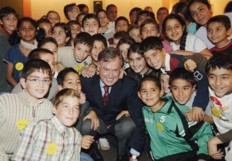 Bundespräsident Horst Köhler umgeben von Kindern