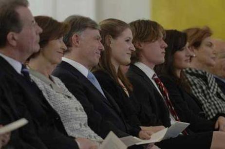 Bundesminister Franz Müntefering, Eva Luise Köhler, Bundespräsident Horst Köhler, und die Kinder von Johannes Rau, Anna, Philip und Laura, im Profil in der ersten Reihe