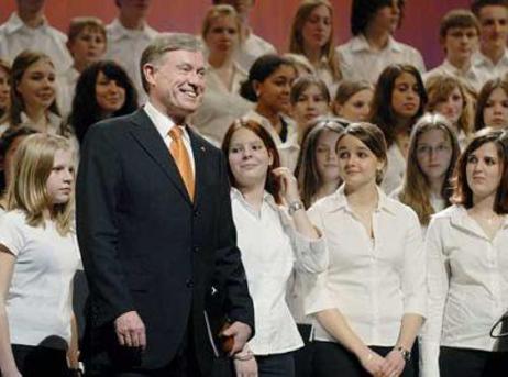 Bundespräsident Horst Köhler steht vor einem Chor; die Sängerinnen tragen weiße Blusen