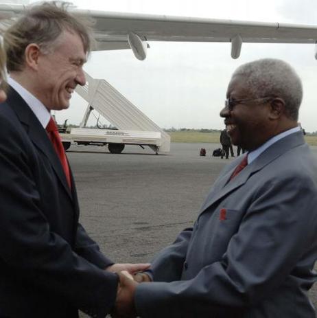 Der Bundespräsident und der mosambikanische Präsident reichen sich vor der Maschine der Luftwaffe die Hände.