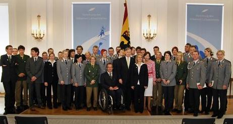 Der Bundespräsident mit den Sportlern nach der Verleihung des Silbernen Lorbeerblatts.