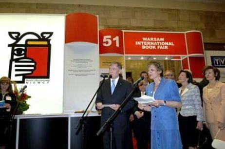 Bundespräsident Horst Köhler am Mikrofon eröffnet die Buchmesse, rechts: eine Dolmetscherin