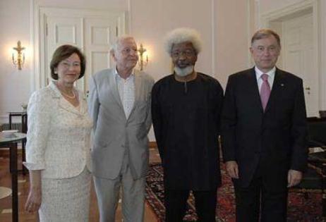 Bundespräsident Horst Köhler und Eva Luise Köhler neben Wole Soyinka und Hans Magnus Enzenberger