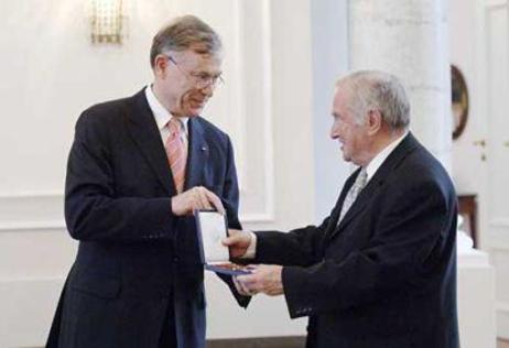 Bundespräsident Horst Köhler überreicht Noach Flug das Große Verdienstkreuz