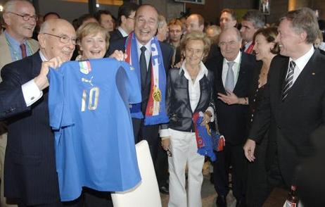 Der Bundespräsident, die Bundeskanzlerin, der italienische Präsident, der französische Präsident stehen nebeneinander.