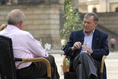 Der Bundespräsident im Gespräch mit Peter Hahne auf dem Berliner Gendarmenmarkt.