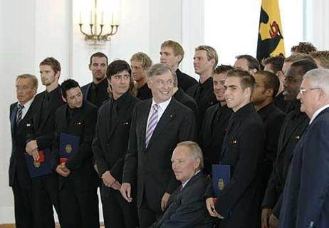 Gruppenfoto im Schloss: die deutsche Fußball-Nationalmannschaft mit Bundespräsident Horst Köhler und Bundesinnenminister Wolfgang Schäuble