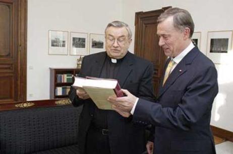 Bundespräsident Horst Köhler und Karl Kardinal Lehmann betrachen zwei Bücher