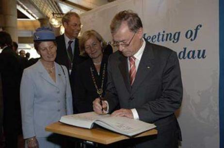 Bundespräsident Horst Köhler trägt sich in das Goldene Buch der Stadt Lindau ein. Links: Gräfin Bernadotte, Mitte: Oberbürgermeisterin Meier to Bernd-Seidl