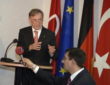 Bundespräsident Horst Köhler am Rednerpult, im Hintergrund verschiedene Flaggen