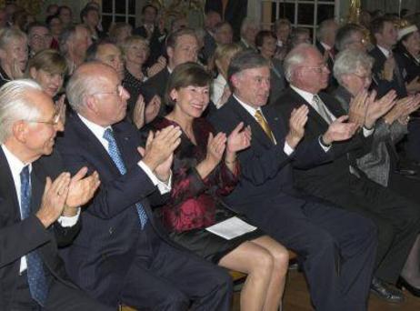 Bundespräsident Horst Köhler und Eva Luise Köhler sitzen in der ersten Reihe und klatschen