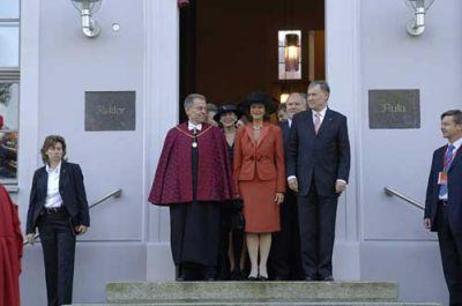 Vor der Aula auf der Treppe stehen der Rektor der Universität, Rainer Westermann, Königin Silvia von Schweden und der Bundespräsident; im Hintergrund Frau Köhler und Ministerpräsident Ringstorff