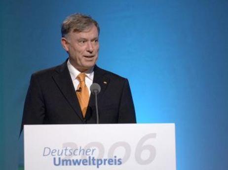 Bundespräsident Horst Köhler am Rednerpult mit der Auschrift "Dwutscher Umweltpreis 2006"